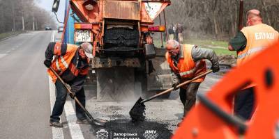У Запоріжжі ремонтують стратегічну дорогу (фото)