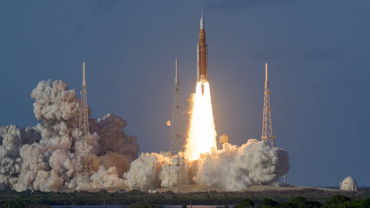 NASA запустило  пілотовану місію Artemis II на навколомісячну орбіту