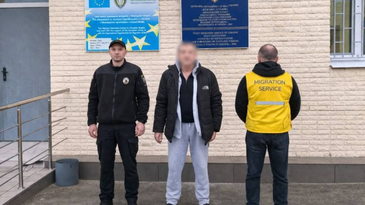 Іноземця, який жив у Запоріжжі без паспорту, примусово депортували з України