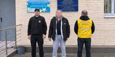 Іноземця, який жив у Запоріжжі без паспорту, примусово депортували з України