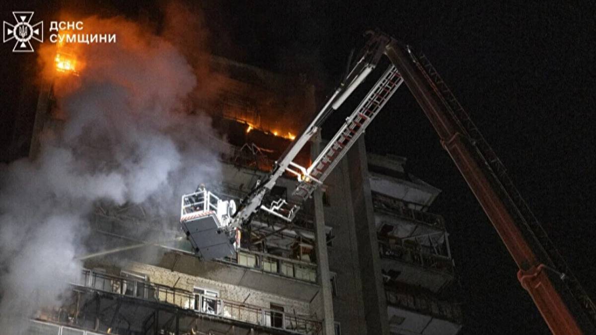 Ворог вдарив по багатоповерхівці в Сумах, виникла пожежа: 11 потерпілих, серед них – дитина
