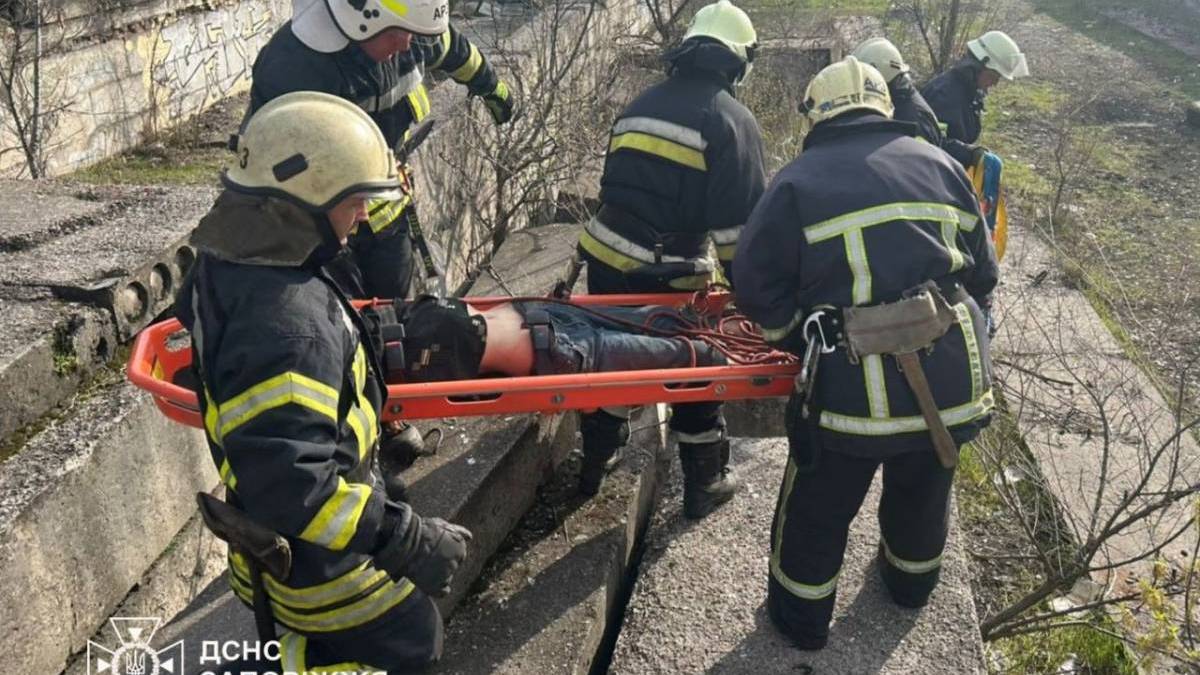 У Запоріжжі рятувальники витягли чоловіка з триметрової ями