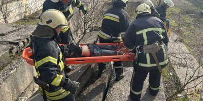 У Запоріжжі рятувальники витягли чоловіка з триметрової ями
