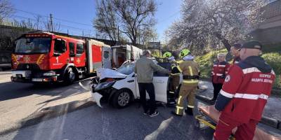 У Запоріжжі водія деблокували з авто після зіткнення з деревом