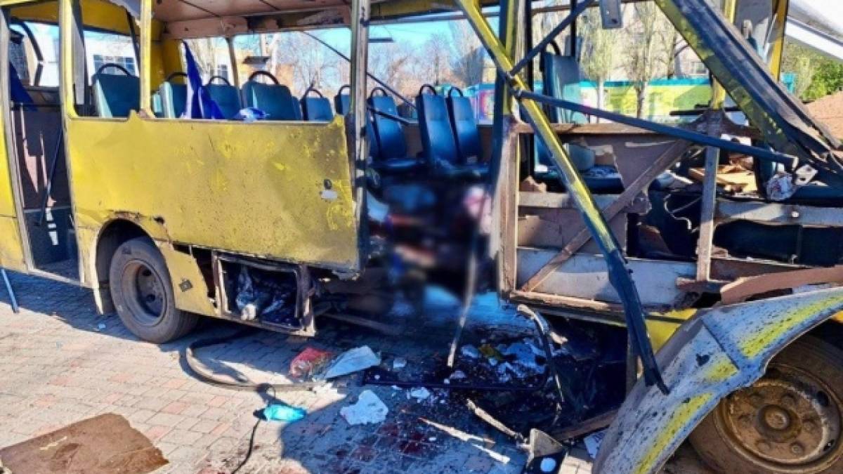 росіяни вдарили по автобусу у Нікополі: 3 загиблих, 12 поранені