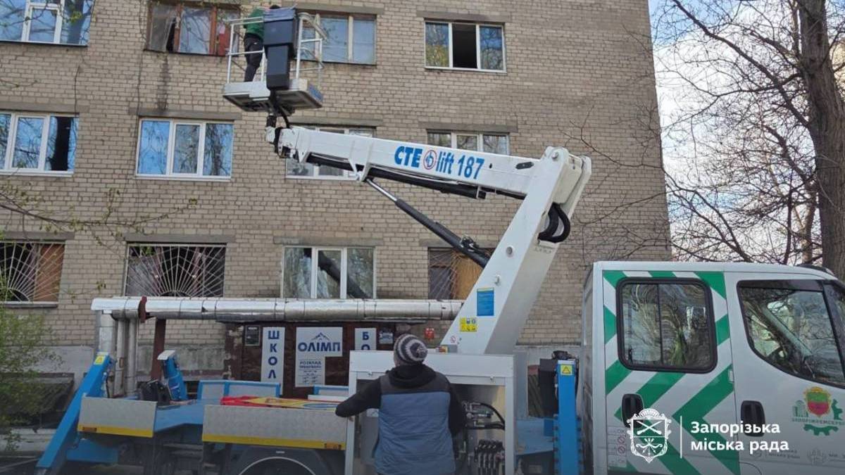 Внаслідок нічного удару в Запоріжжі пошкоджено 10 багатоквартирних будинків і 9 приватних осель
