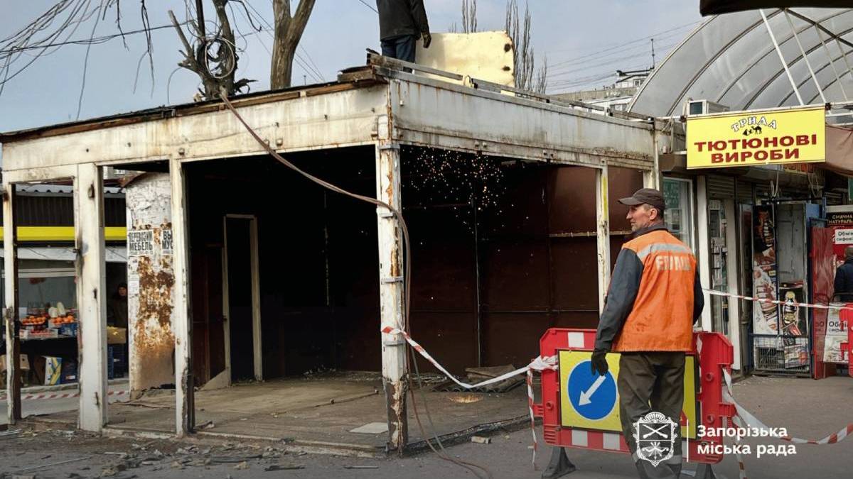 У Запоріжжі розпочали примусовий демонтаж кіосків без документів