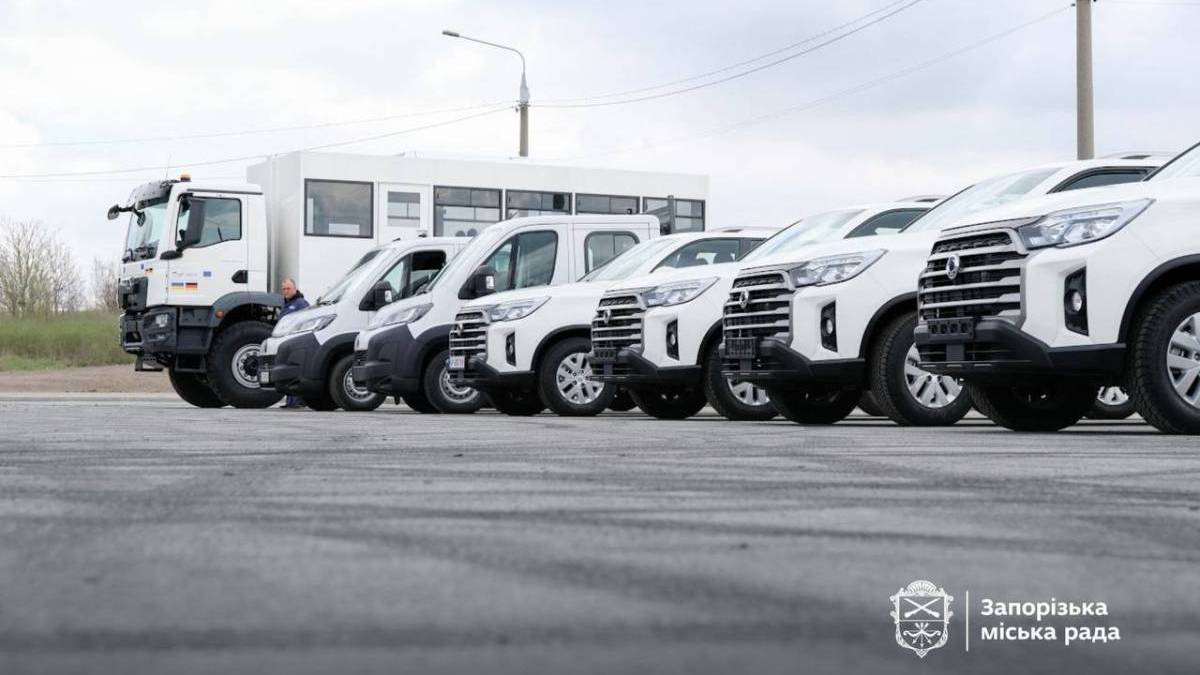 Комунальні підприємства Запоріжжя отримали транспорт для ліквідації наслідків обстрілів