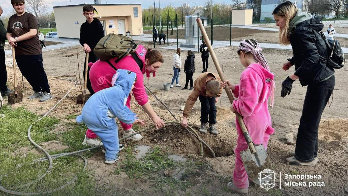 Майже 500 дерев: у Запоріжжі висаджують «Сади перемоги»