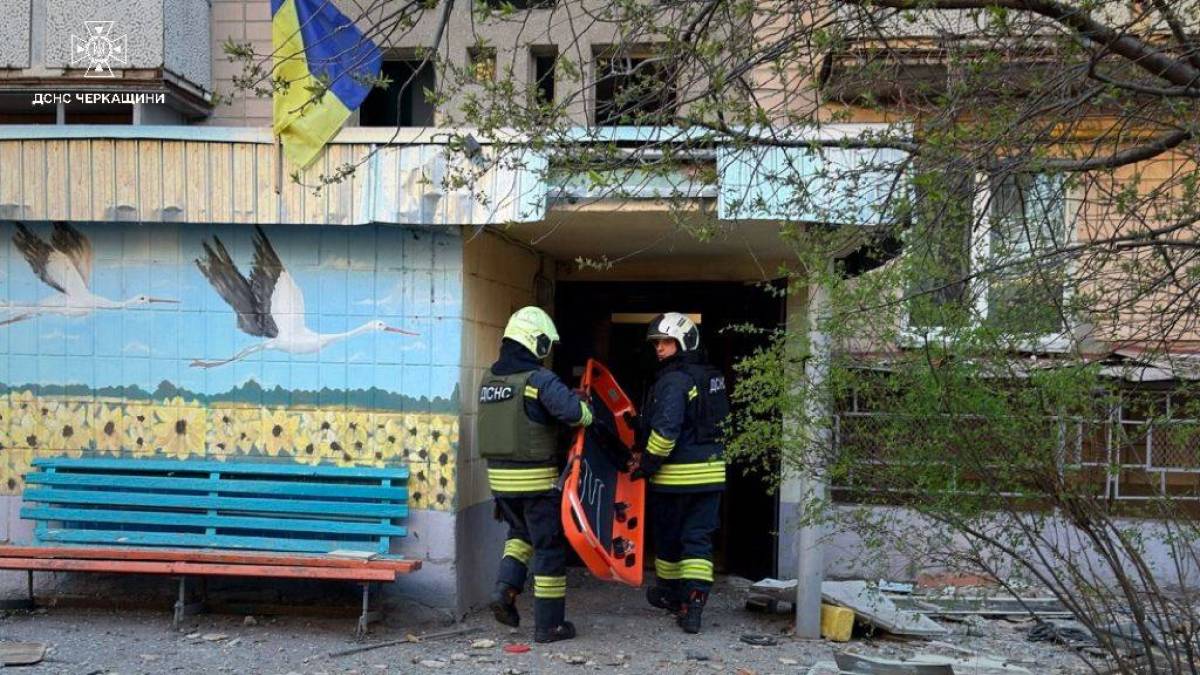 Наслідки атаки дронів у Черкасах, зруйновані багатоповерхівки