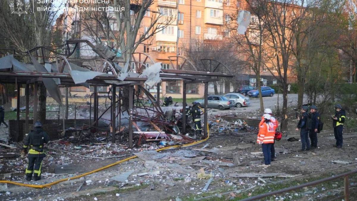 У Запоріжжі через удар дрону по зупинці загинула жінка