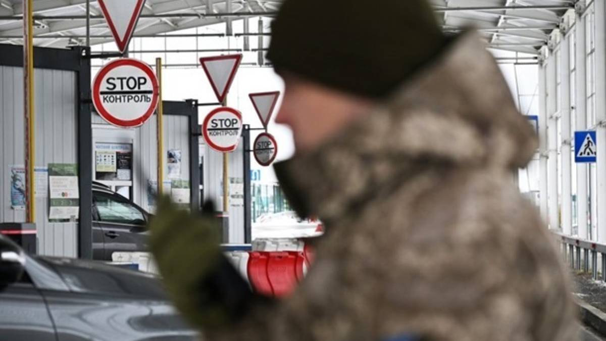 На кордоні з Румунією продовжено обмеження руху через пункт пропуску
