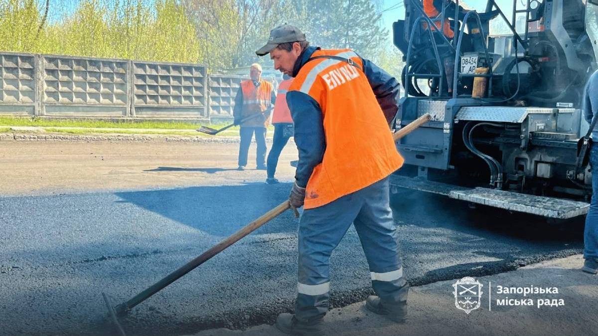 У Запоріжжі терміново ремонтують дорогу до кладовища