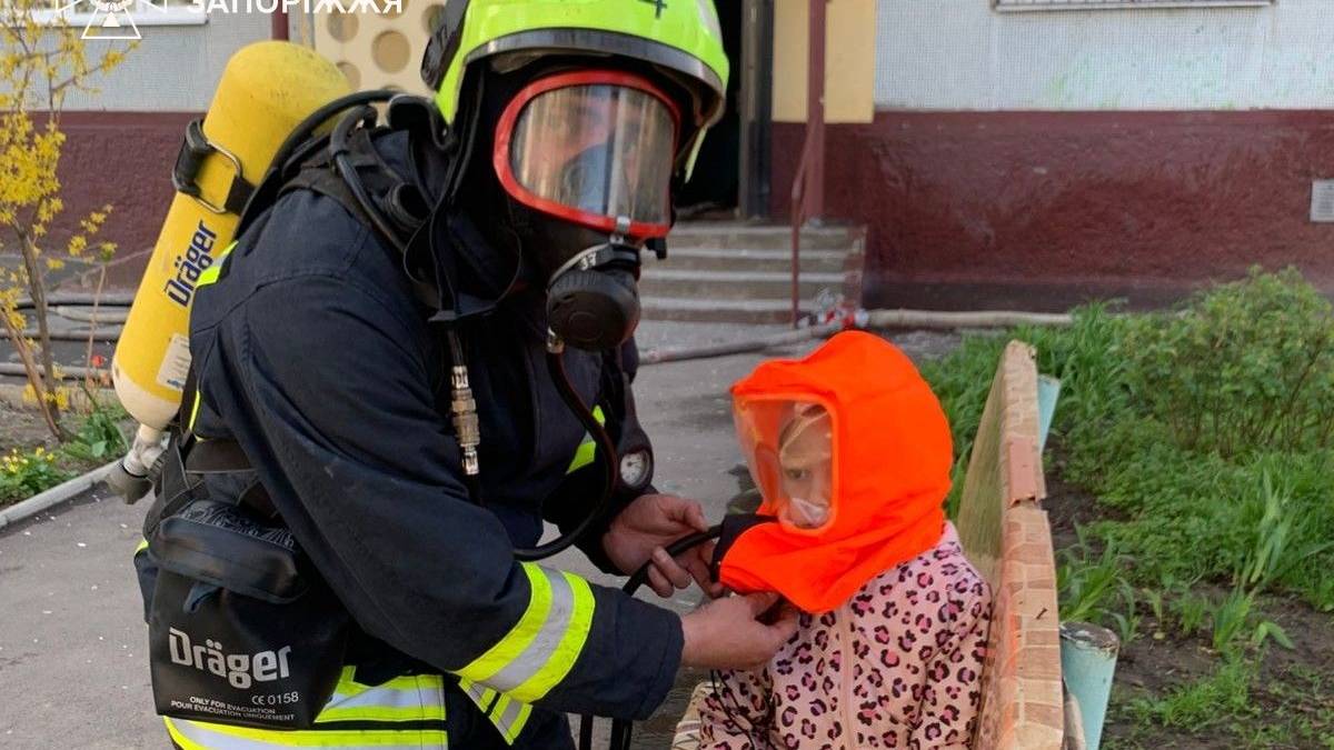 Пожежа у багатоповерхівці Запоріжжя: рятувальники евакуювали дорослих і дітей