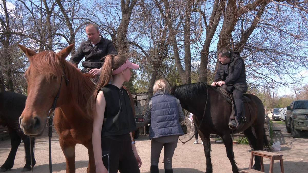 У Запоріжжі ветеранів реабілітують через іпотерапію