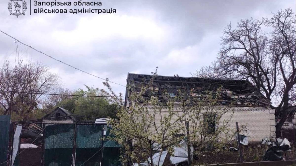 Пошкоджені приватні будинки у Дніпровському районі Запоріжжя після обстрілу