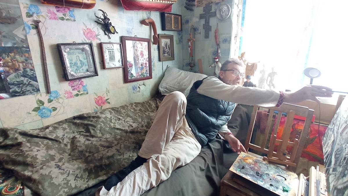 Екскурсія до художника, який малює лежачи у вікна