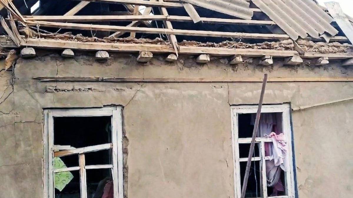 Наслідки ворожих обстрілів у Запорізькій області: пошкоджені будинки та вибиті вікна
