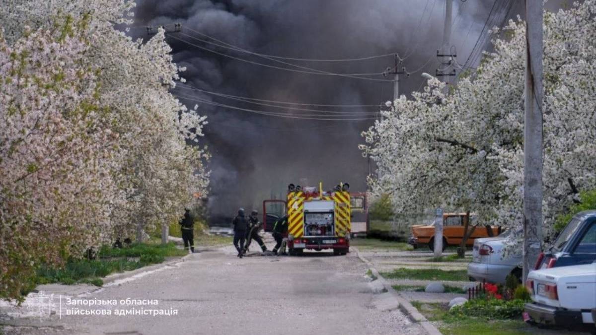Пожежна машина ліквідовує займання у приватному секторі Запоріжжя після обстрілу.