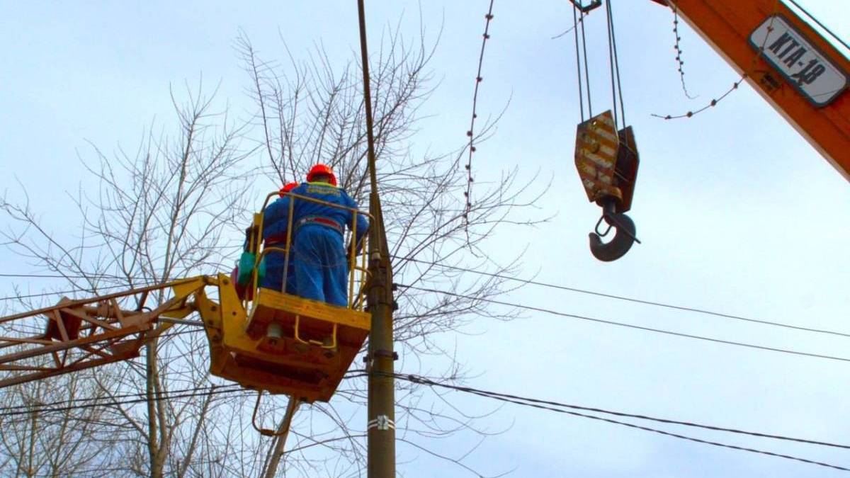 Енергетики «Запоріжжяобленерго» на спецтехніці відновлюють пошкоджені обстрілами лінії електропередач.