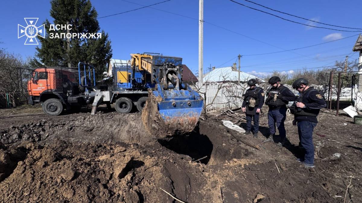 Сапери ДСНС Запоріжжя у спеціальному захисному спорядженні обстежують та вилучають залишки ворожого боєприпасу.