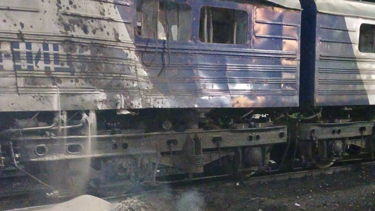 Наслідки удару по станції Запоріжжя-Ліве: пошкоджений електровоз та колії