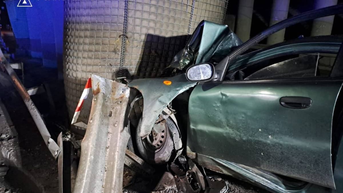 Розтрощене авто і заблокований водій: деталі аварії у Запоріжжі