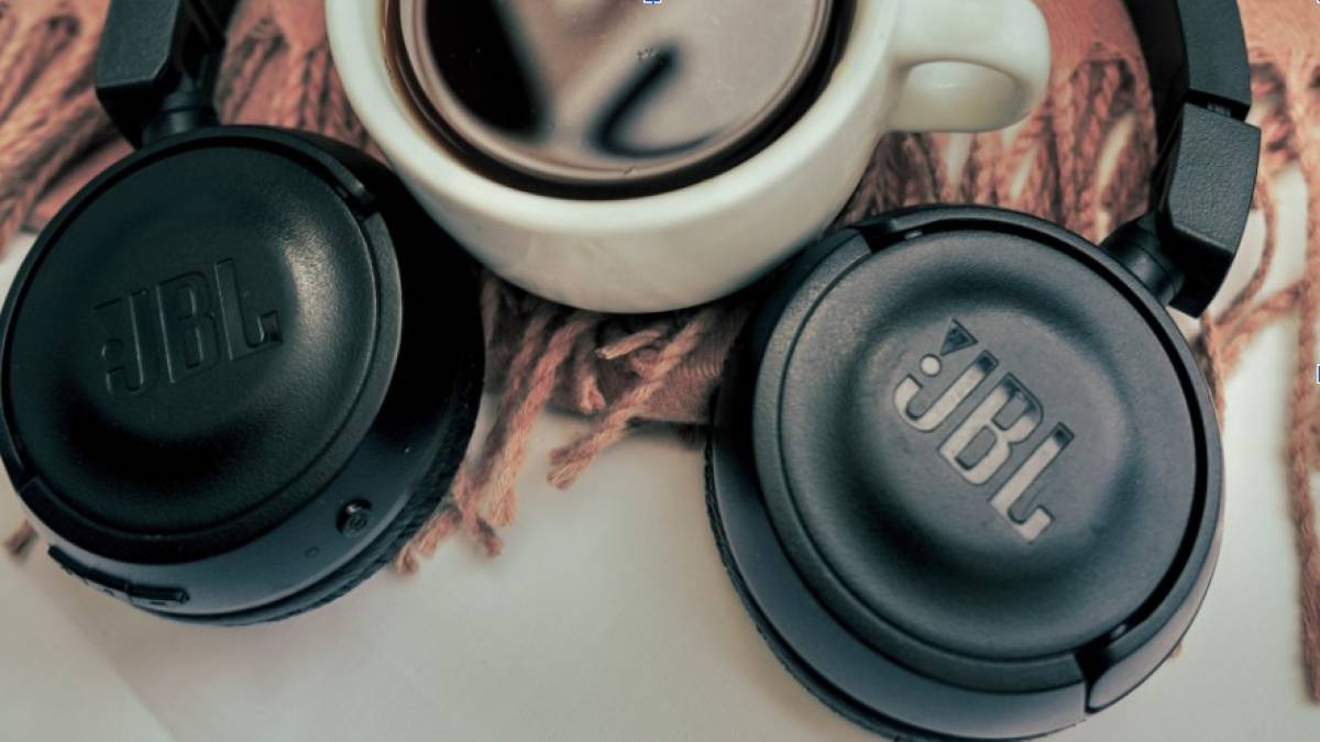 Навушники JBL для дороги, тренувань і довгих днів без підзарядки