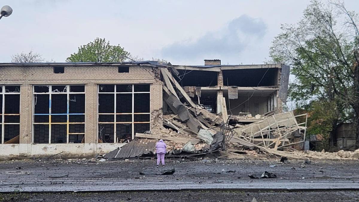 Поліція фіксує руйнування будинків у Новомиколаївці після авіаудару рф , квітень 2026
