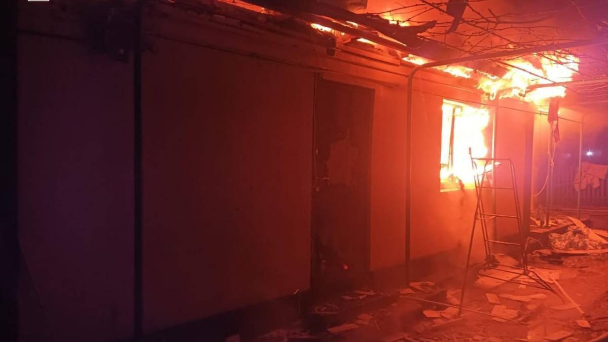 Рятувальники ДСНС ліквідовують пожежу після обстрілу у Запоріжжі