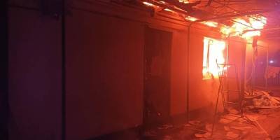 Рятувальники ДСНС ліквідовують пожежу після обстрілу у Запоріжжі