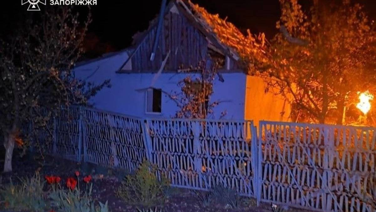 Рятувальники ДСНС працюють на місці авіаудару рф у Запорізькому районі