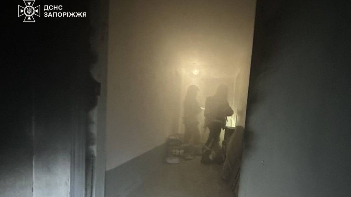 Пожежа в багатоповерхівці у Запоріжжі рятувальники ліквідовують займання