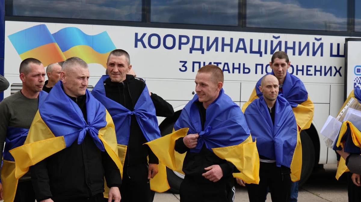 Освобождённые украинские военные после обмена 193 человек