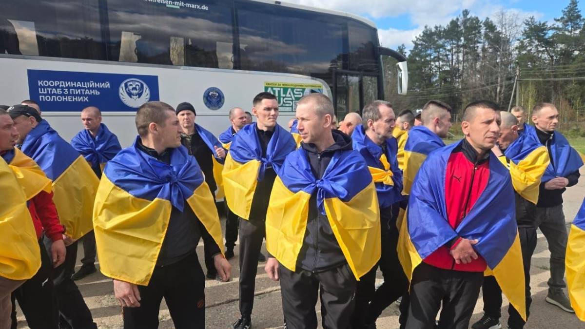 Українські військові повертаються з полону після обміну 24 квітня