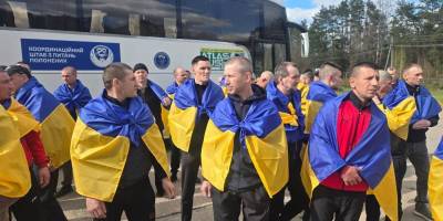 Українські військові повертаються з полону після обміну 24 квітня