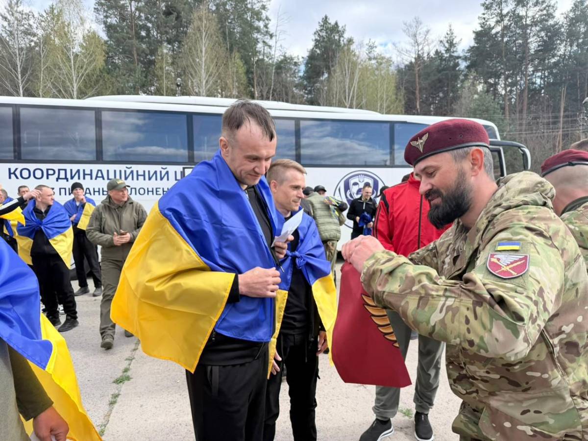 Освобождённые украинские военные после обмена 193 человек