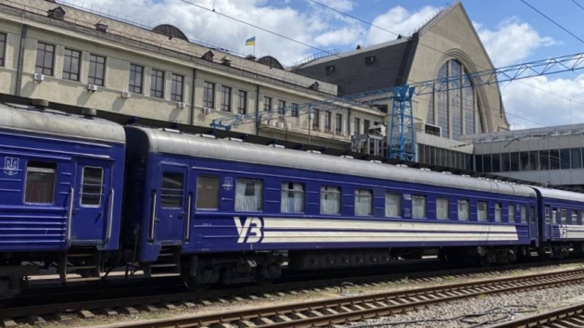 «Укрзалізниця» збільшує перелік поїздів із жіночими вагонами