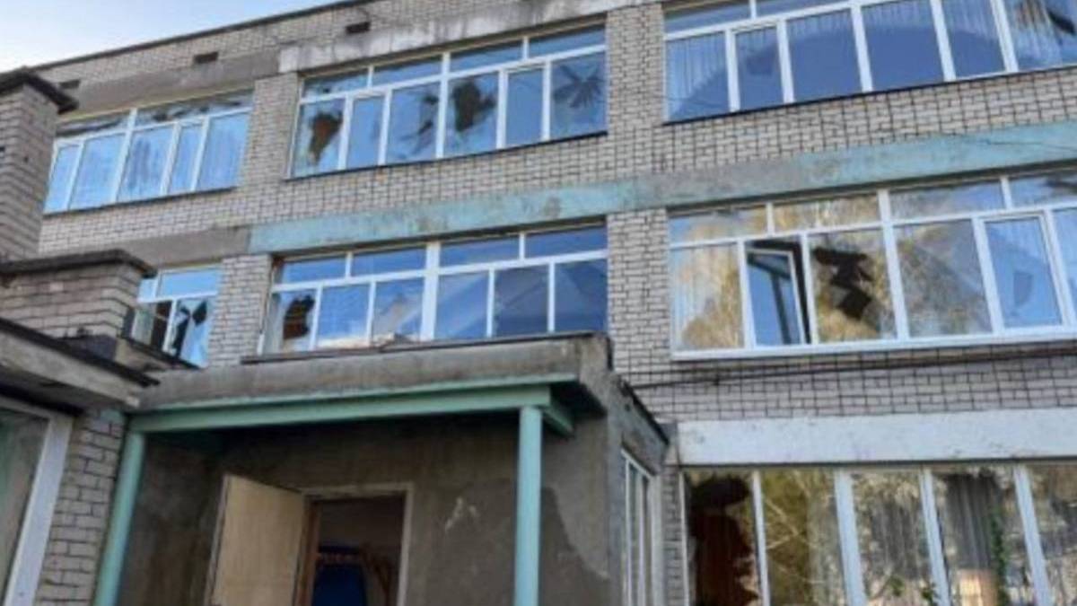 Пошкоджена будівля навчального закладу в Запоріжжі після атаки