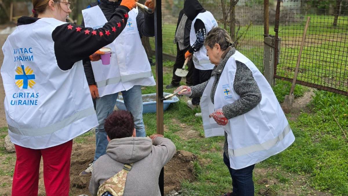 У Запоріжжі переселенці та волонтери перетворили парковку на зону відпочинку