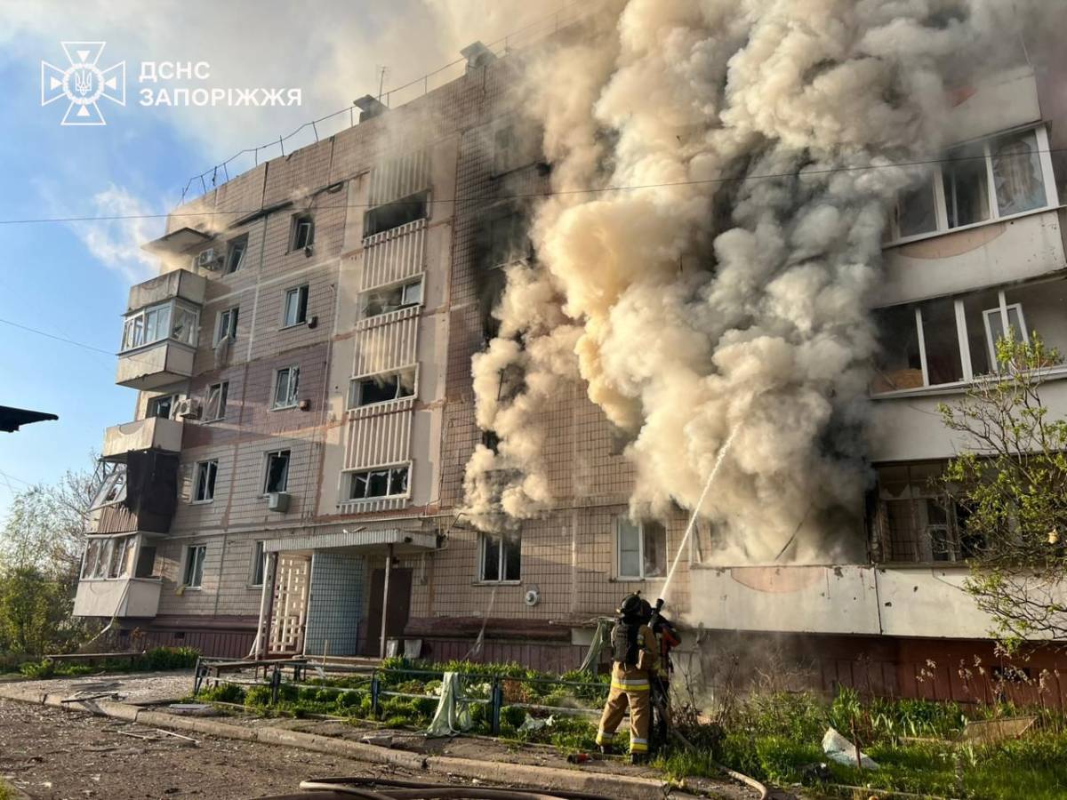 Спасатели ликвидируют пожар в пятиэтажном доме после обстрела
