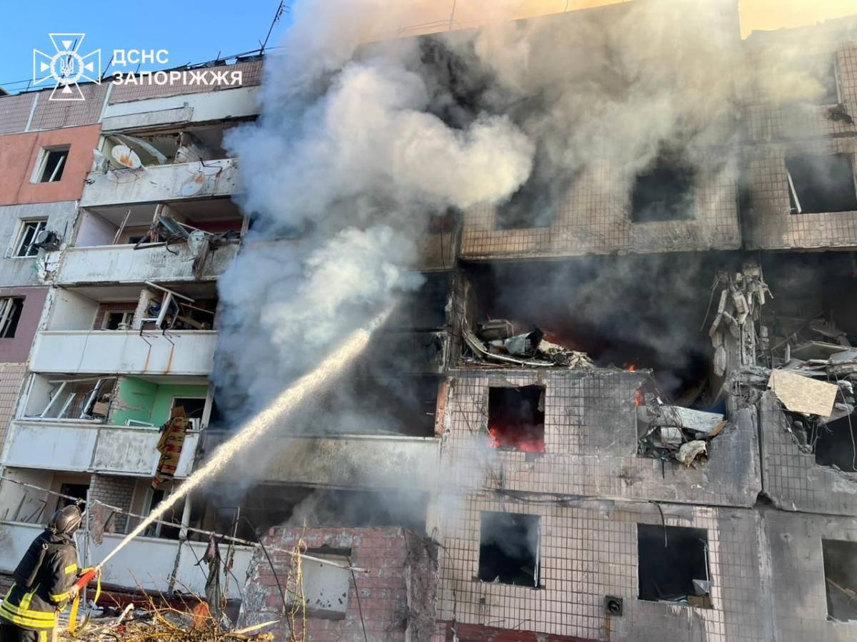 Спасатели ликвидируют пожар в пятиэтажном доме после обстрела
