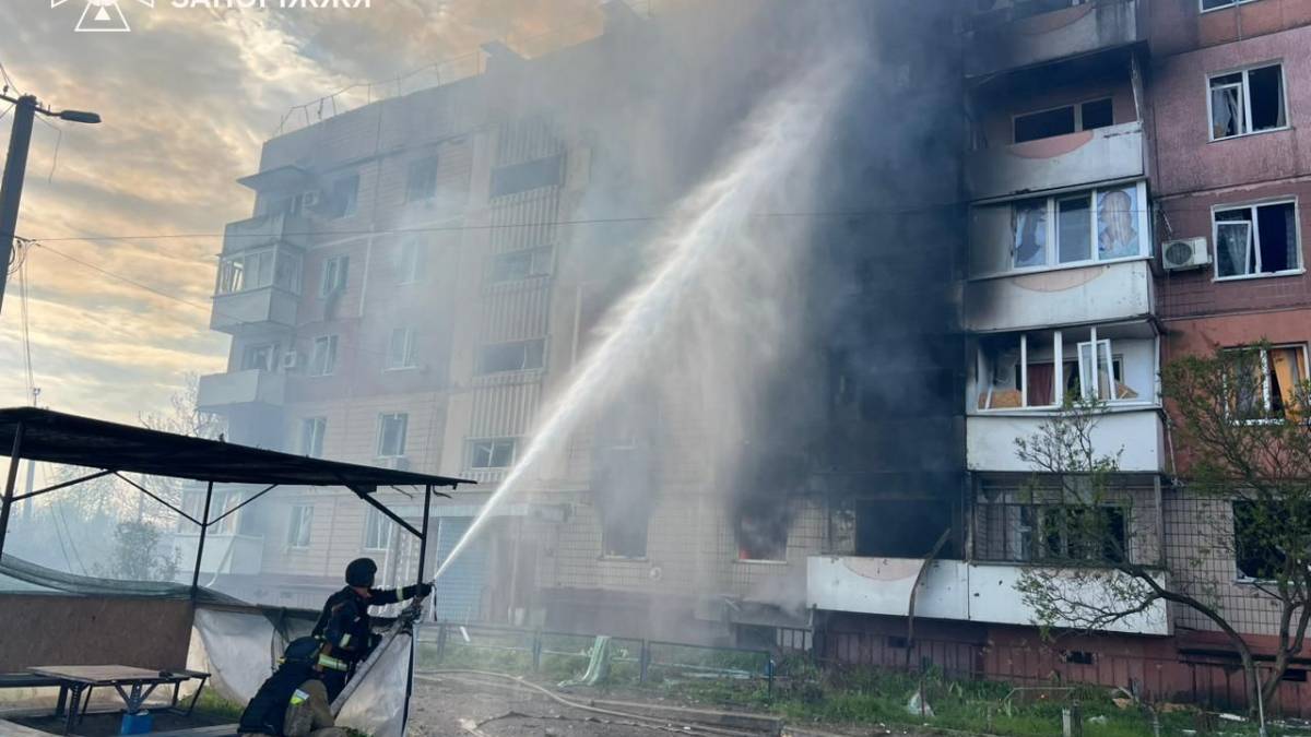 Рятувальники ліквідовують пожежу у п’ятиповерховому будинку після обстрілу