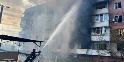 Рятувальники ліквідовують пожежу у п’ятиповерховому будинку після обстрілу