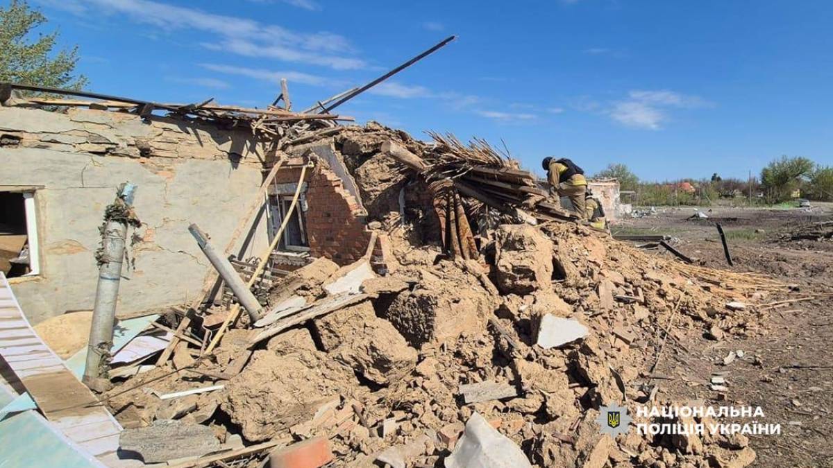 Поліцейські та рятувальники працюють на місці обстрілу в Запорізькій області