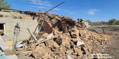 Поліцейські та рятувальники працюють на місці обстрілу в Запорізькій області