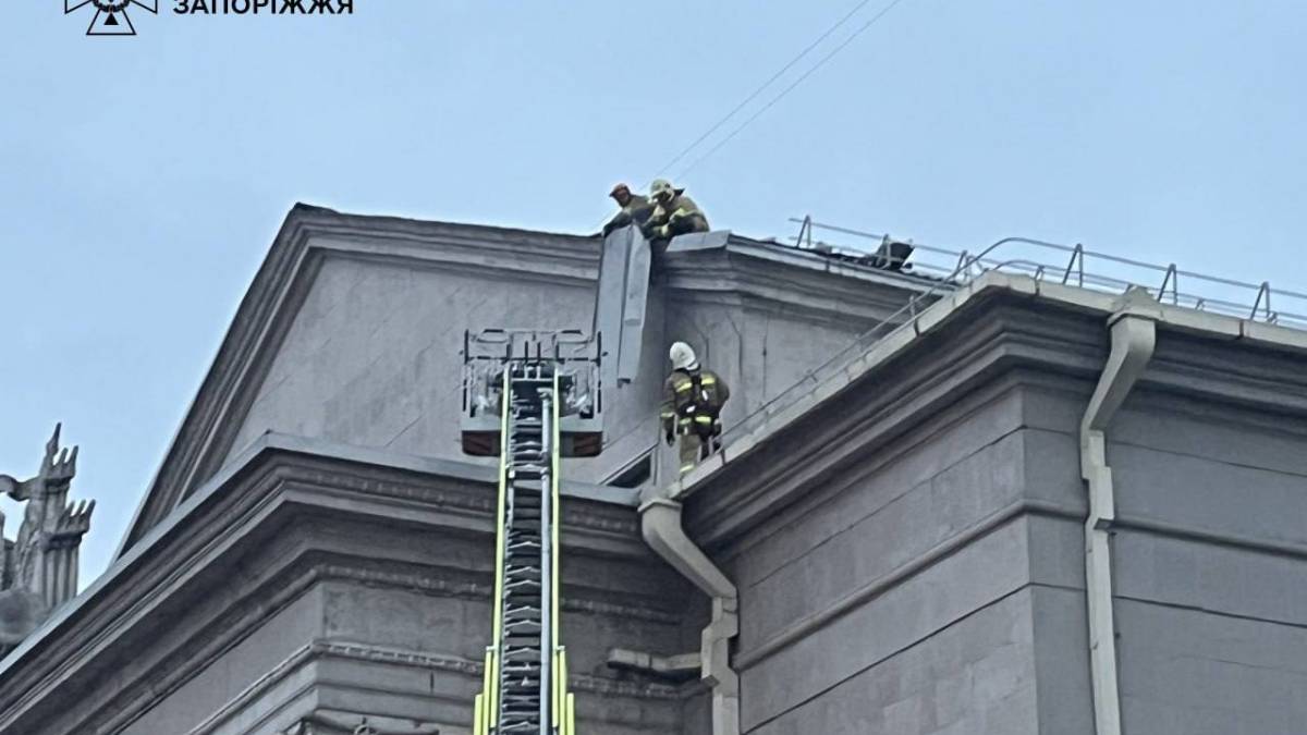 Рятувальники ДСНС ліквідовують наслідки пошкодження даху культурного закладу у Запоріжжі