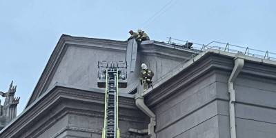 Рятувальники ДСНС ліквідовують наслідки пошкодження даху культурного закладу у Запоріжжі