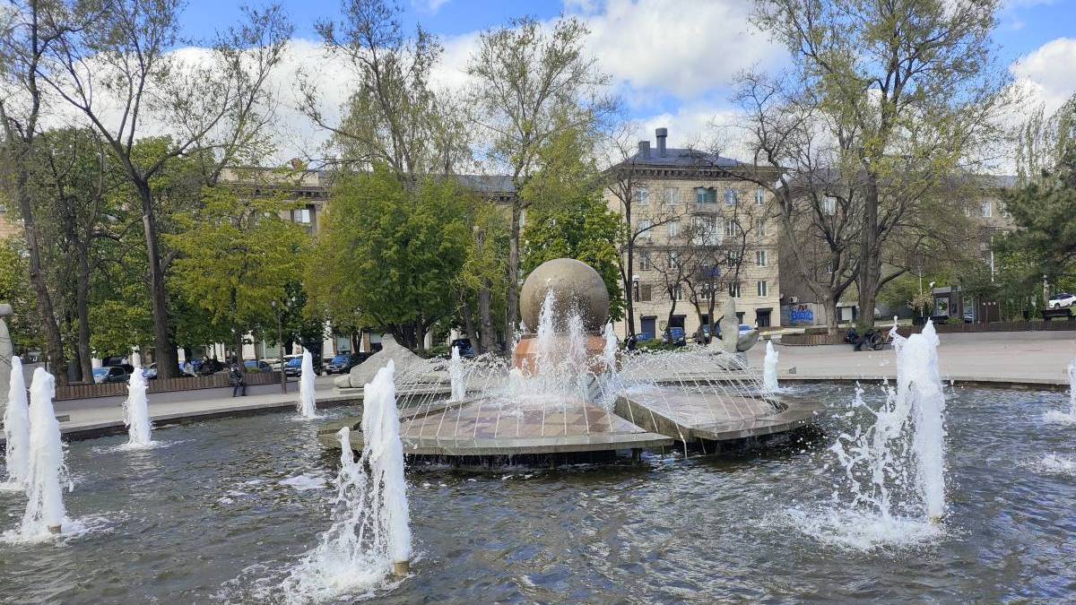 Сезон фонтанів стартував: у центрі Запоріжжя знову працює «Фонтан життя» (фото, відео)