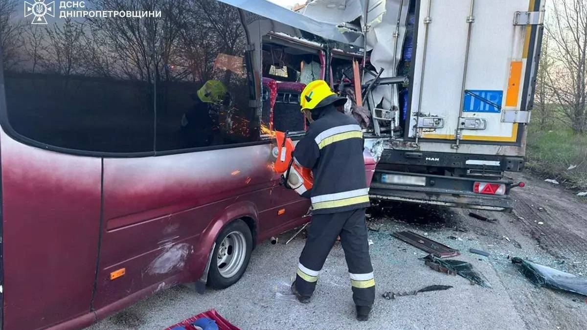 Рятувальники ДСНС на місці ДТП на трасі Дніпро – Запоріжжя поблизу села Кам'яне